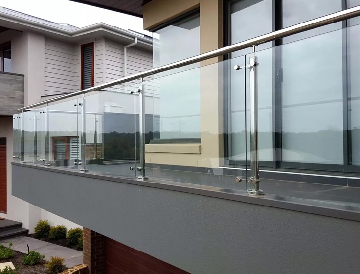 Стеклянные ограждения для террасы — виды и конструкции