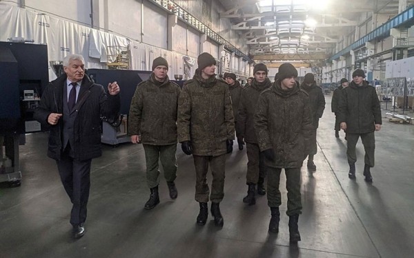 Солдаты побывали на Барановичском станкостроительном заводе