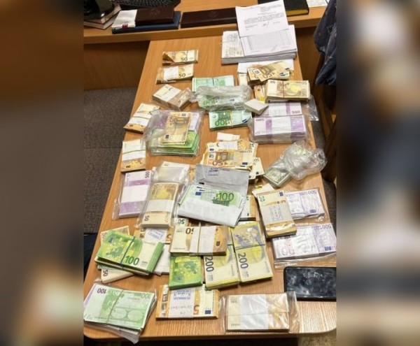 В Беларуси пенсионерка из окна выбросила более 760 тысяч евро курьеру телефонных мошенников. Рассказываем подробности В Беларуси пенсионерка из окна выбросила более 760 тысяч евро курьеру телефонных мошенников. Рассказываем подробности