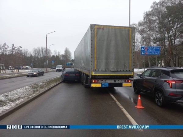 В Бресте на Рябцева грузовик «прижал» легковушку