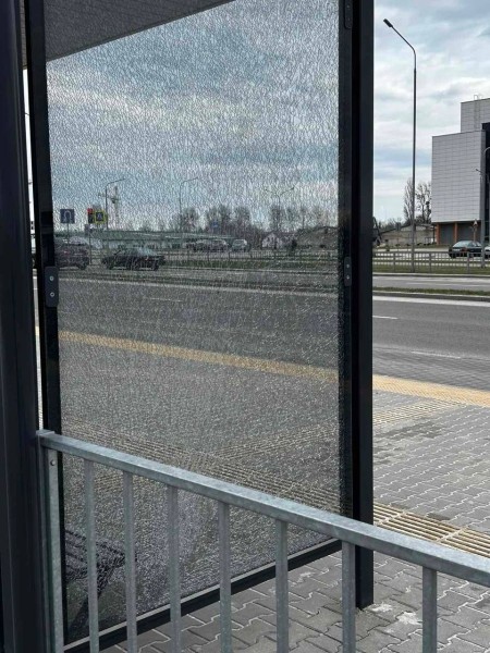 В Бресте повредили шесть остановок В Бресте повредили шесть остановок