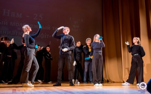 Вход свободный. Народный молодежный театр миниатюр «Сафіт» БарГУ приглашает на представление Вход свободный. Народный молодежный театр миниатюр «Сафіт» БарГУ приглашает на представление