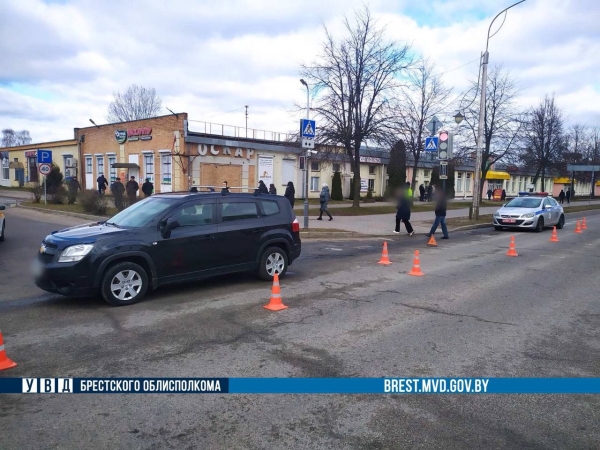 Женщина попала под машину. Жесткое видео из Кобрина