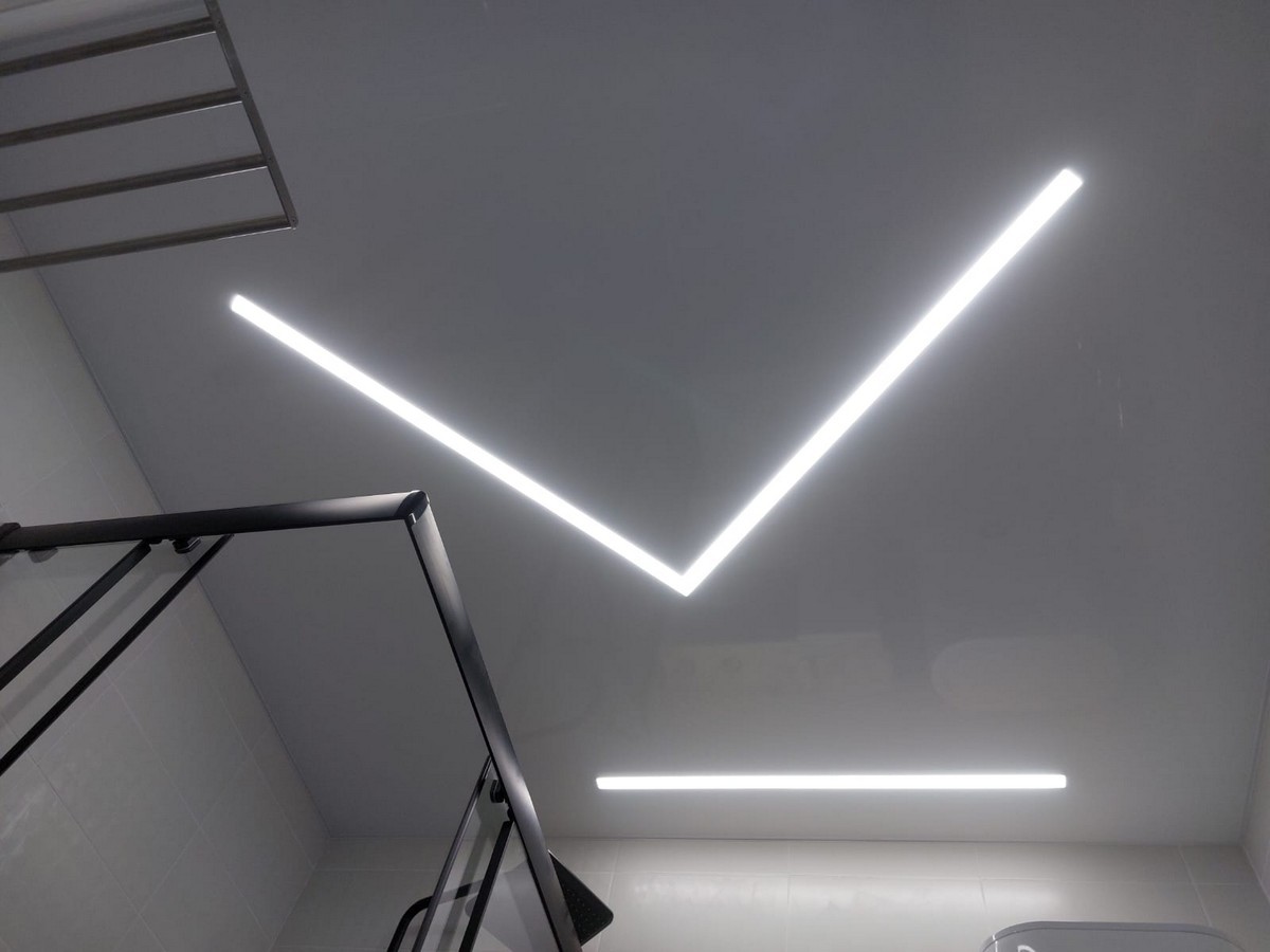 Парящие линии на натяжном потолке в разных помещениях: от гостиной до ванной комнаты