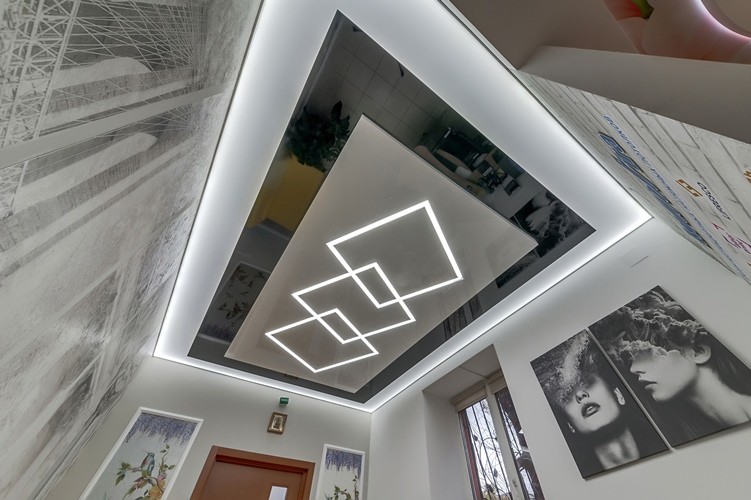Парящие линии на натяжном потолке в разных помещениях: от гостиной до ванной комнаты