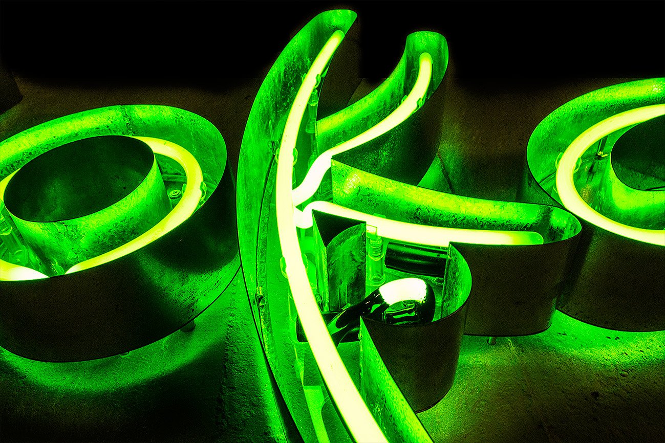 Гибкий неон vs. светодиодная лента: что выбрать?