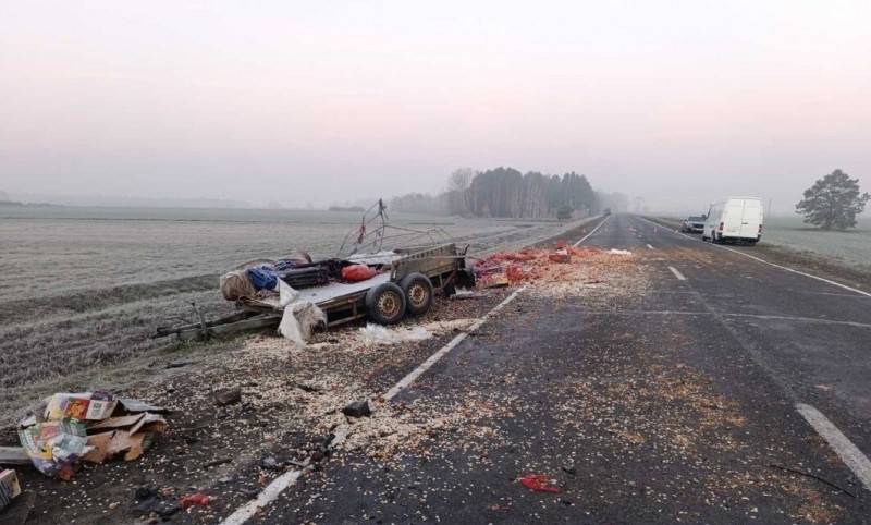 Смертельное ДТП в Пинском районе: оторвавшийся прицеп столкнулся с автомобилем
Смертельное ДТП в Пинском районе: оторвавшийся прицеп столкнулся с автомобилем