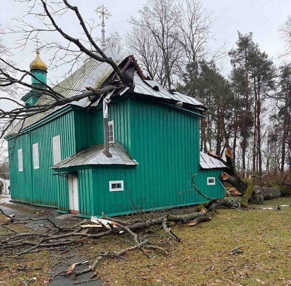 В Каменецком районе поваленное ветром дерево повредило деревянную церковь — памятник народного зодчества
											 
												В Каменецком районе поваленное ветром дерево повредило деревянную церковь — памятник народного зодчества