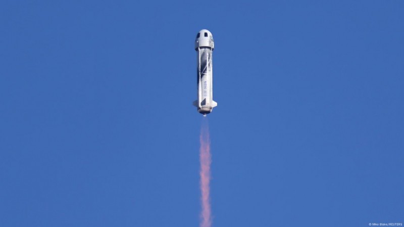 
												В космос — без мужчин: Кэти Перри и невеста Джеффа Безоса слетали в космос на корабле Blue Origin
											